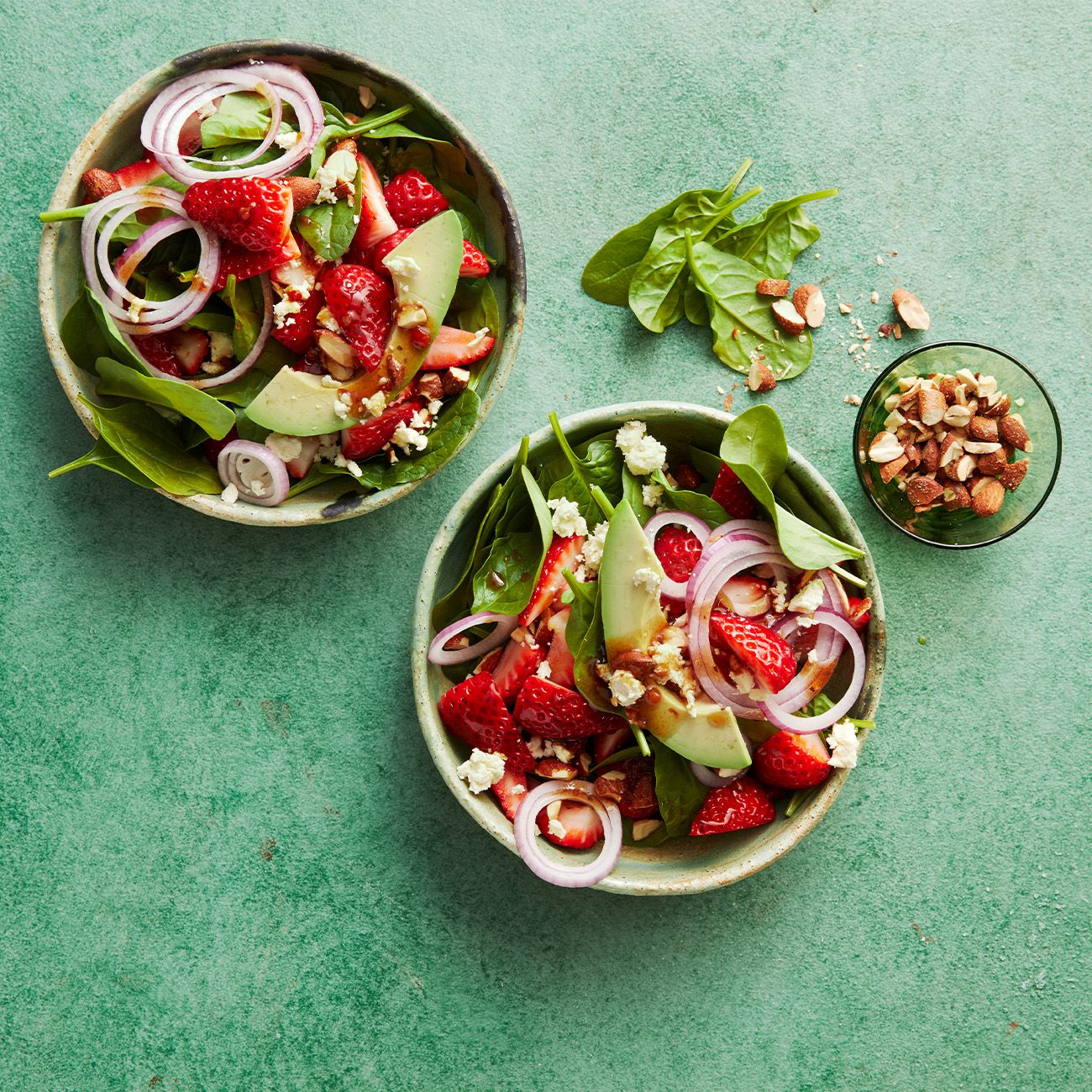 Strawberry salad with spinach and avo